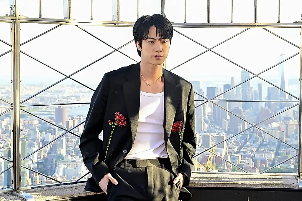 Jin, de BTS, habla de la edad, la fama y sus propias dudas