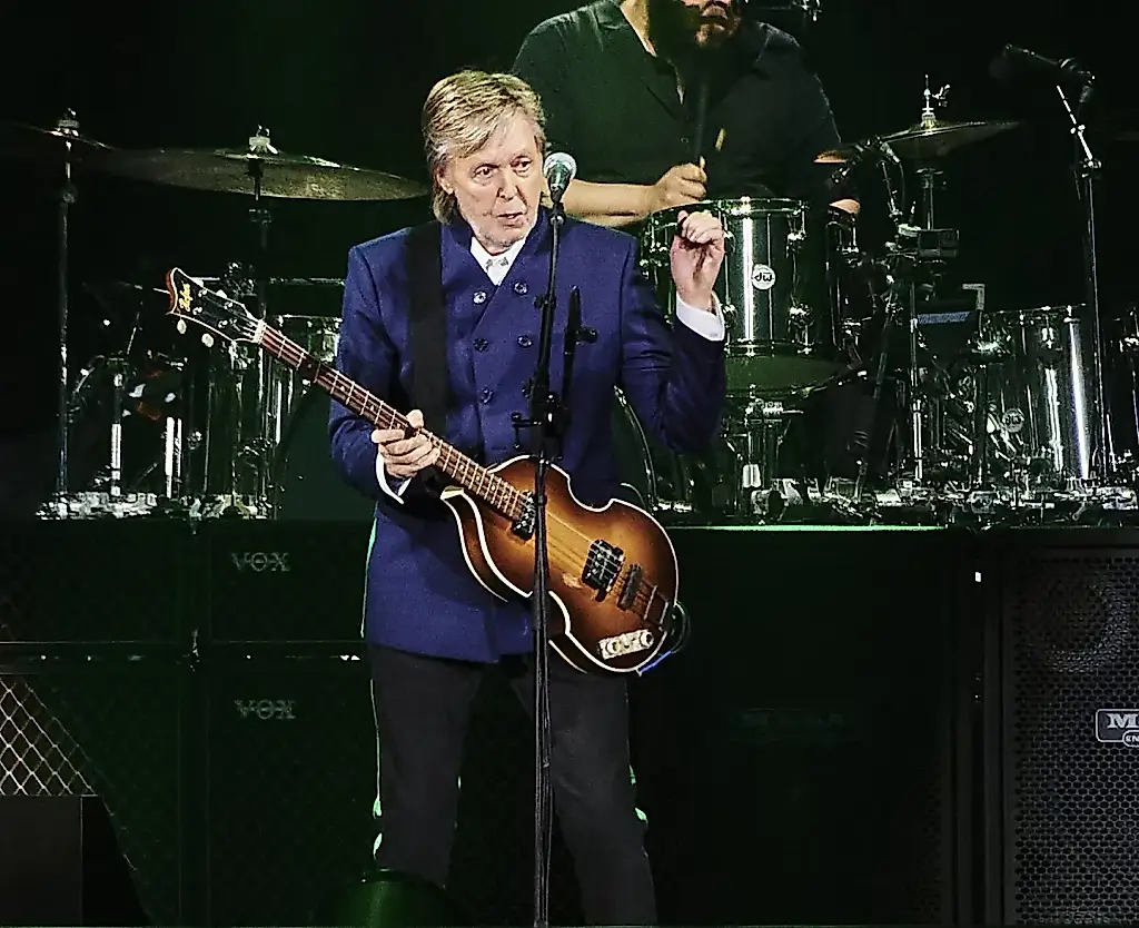 Paul McCartney y los chicos del callejón