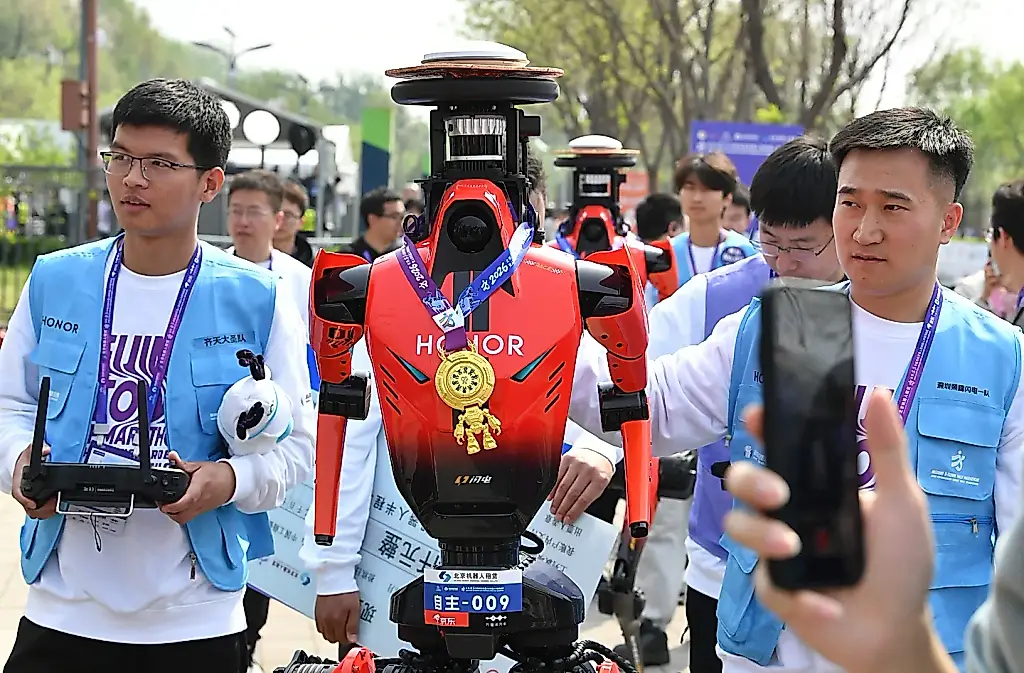 El robot Lightning dejó atrás a los maratonianos