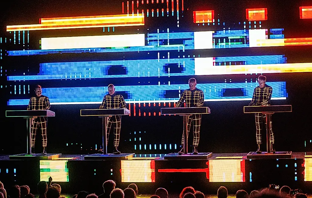 Kraftwerk vuelve a las andadas