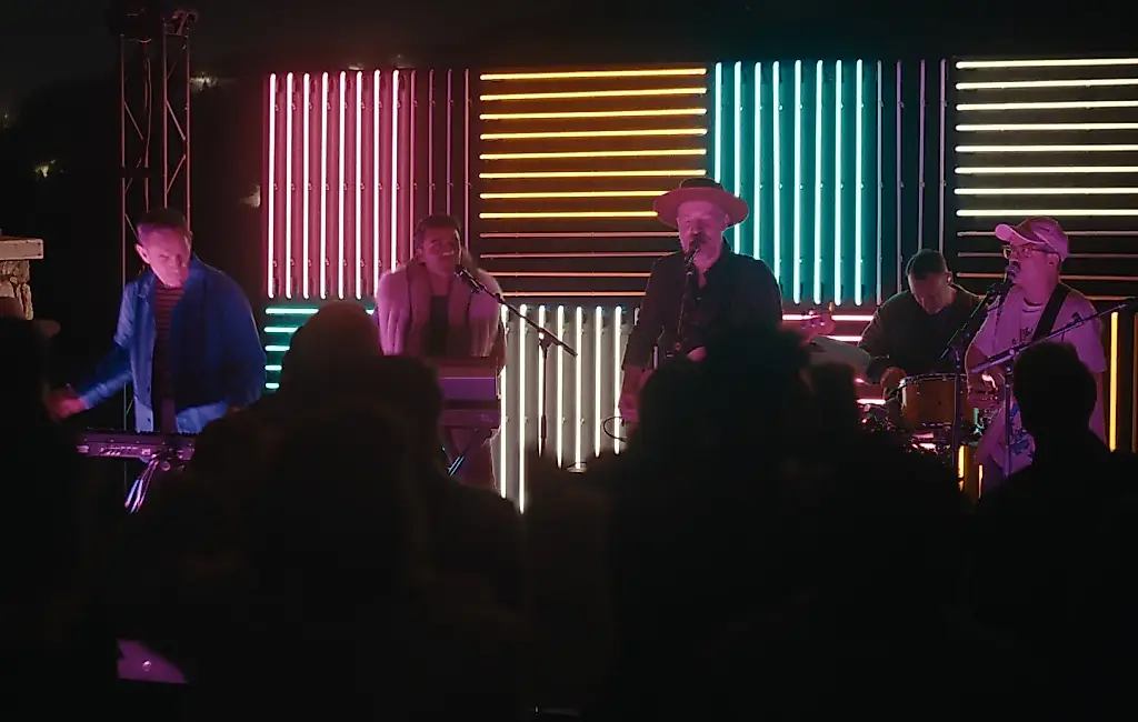 Оскар Айзек сыграл с Hot Chip в сериале