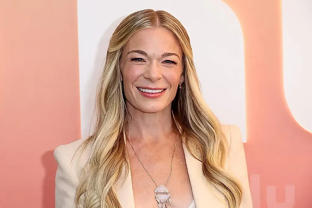 Enfermedad, lágrimas y una mano en la boca: la gira de LeAnn Rimes se tuerce por completo