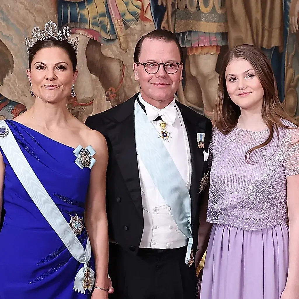 Alboroto por la tiara: la princesa de Suecia, de 14 años, se prueba la corona
