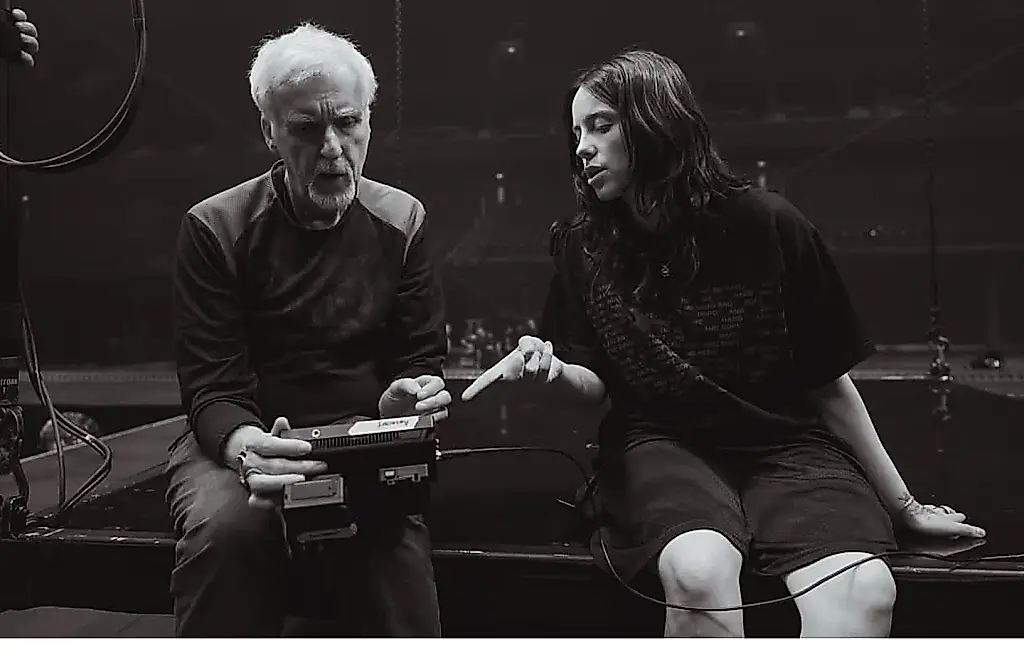 Billie Eilish pone a bailar a sus fans en el cine