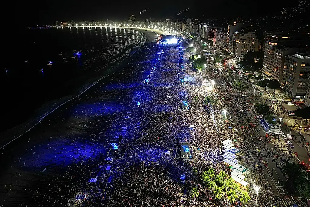 Los fans de Shakira toman Copacabana antes de su concierto gratuito en Río