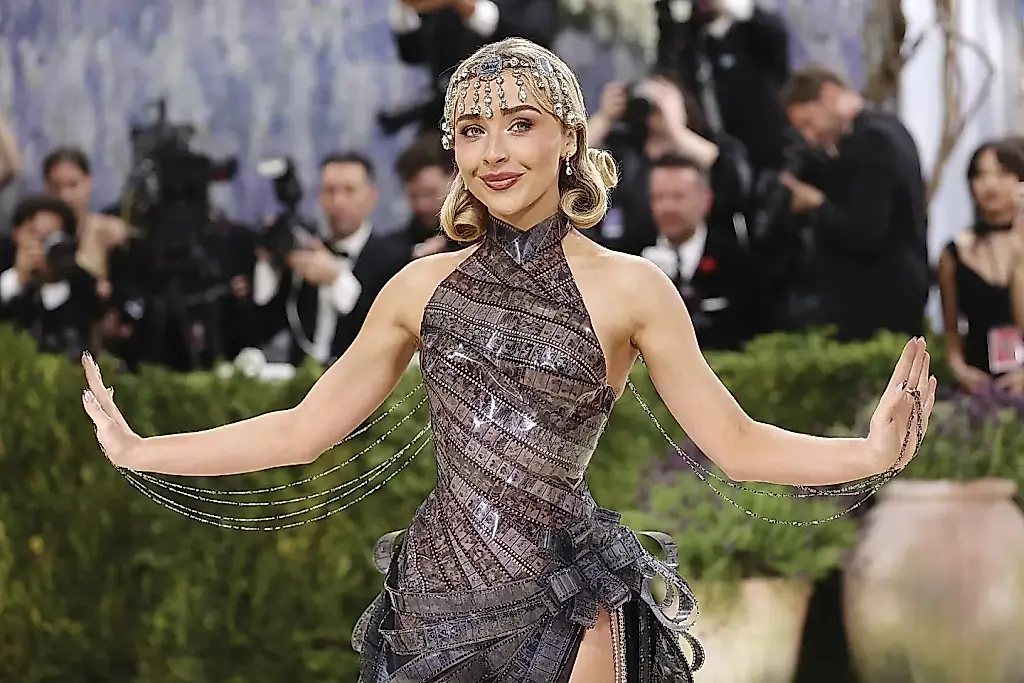 El vestido de Sabrina Carpenter para la Met Gala está hecho con película de «Sabrina»