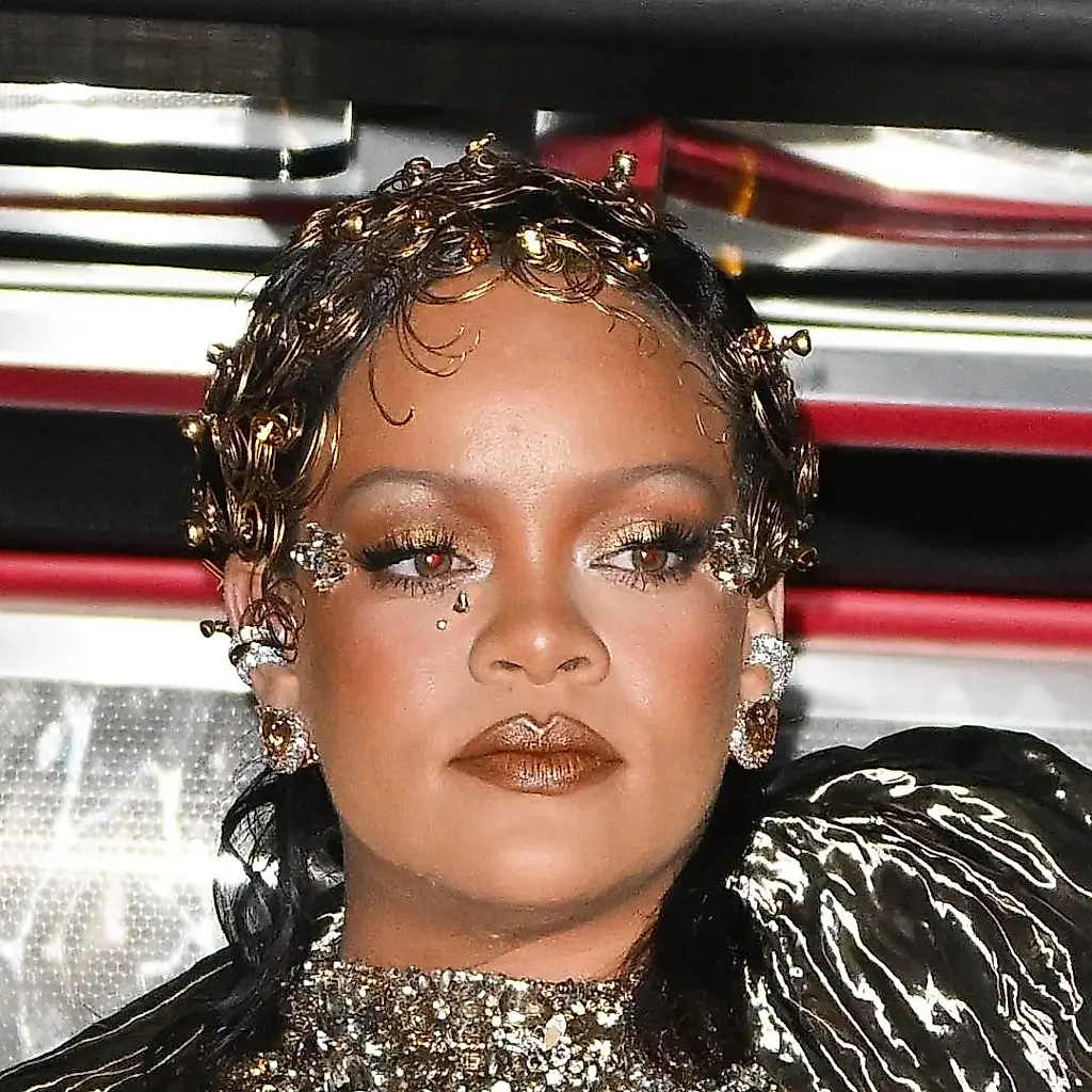 El look de belleza dorado y glamuroso de Rihanna en la Met Gala 2026