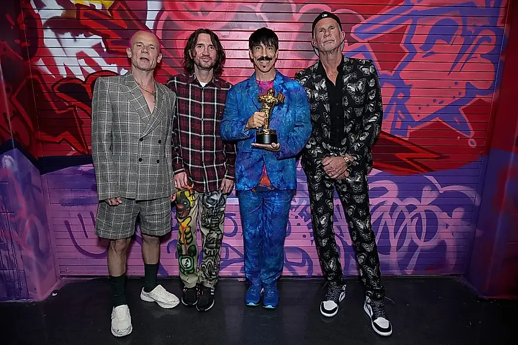 Red Hot Chili Peppers продали свой каталог записей Warner за $300 млн