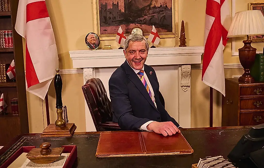 Peter Serafinowicz interpreta al primer ministro Farage en «SNL UK»