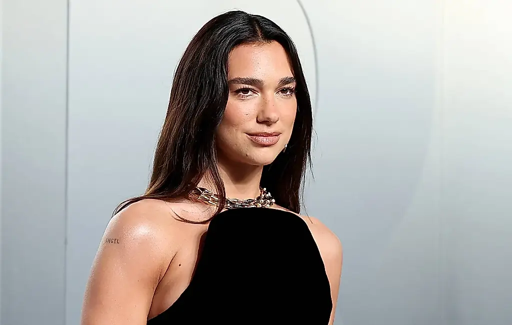 Dua Lipa demanda a Samsung por usar su imagen