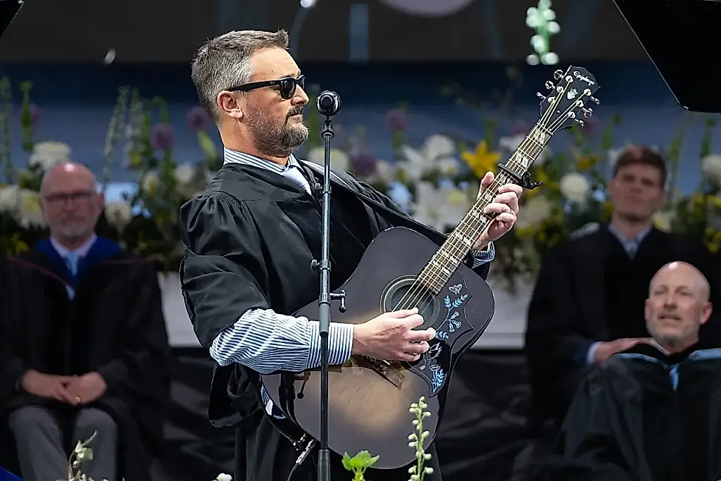 Eric Church convirtió la graduación en una lección de guitarra y un espectáculo filosófico
