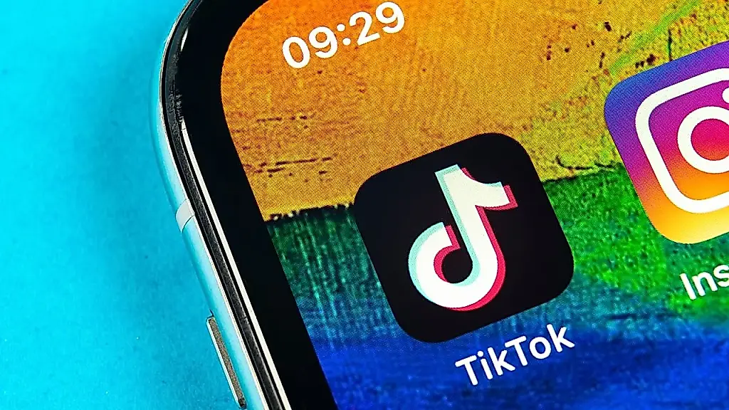 TikTok limita la función de resúmenes con IA tras fracasar con descripciones absurdas