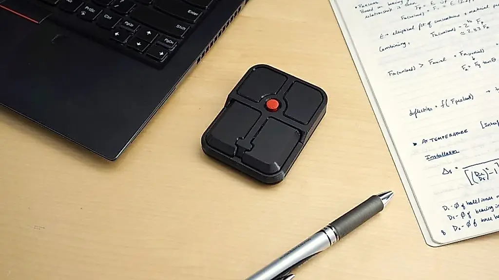 Un ratón de ordenador insólito con cuatro botones y un joystick