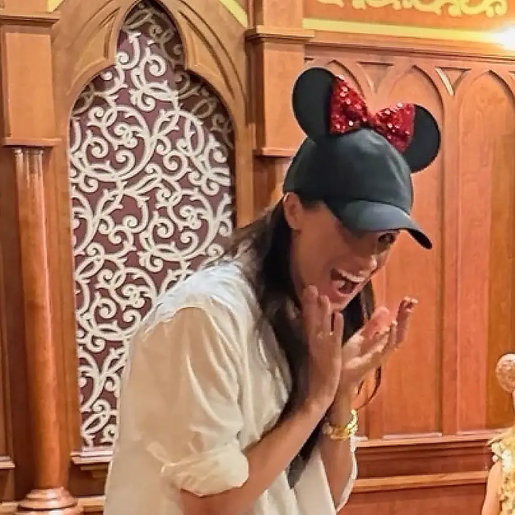 Meghan Markle con camisa blanca, y Disney aparece en escena