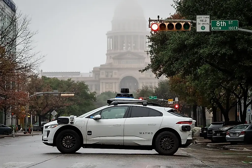 Waymo отзывает роботакси из-за затопленных дорог