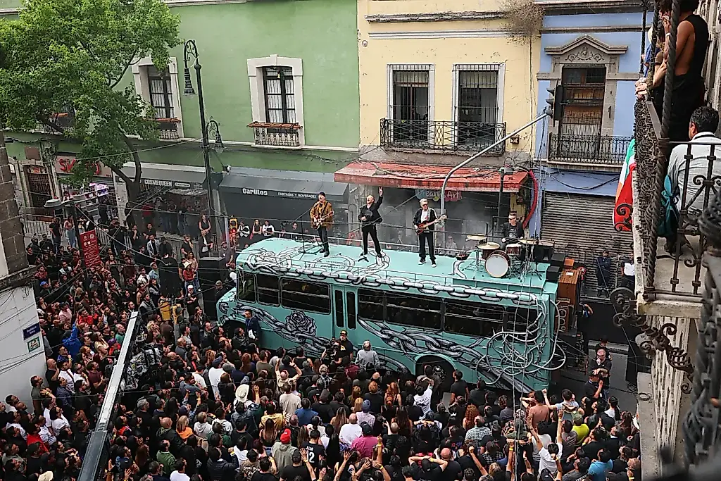 U2 rueda un videoclip en un autobús escolar en Ciudad de México