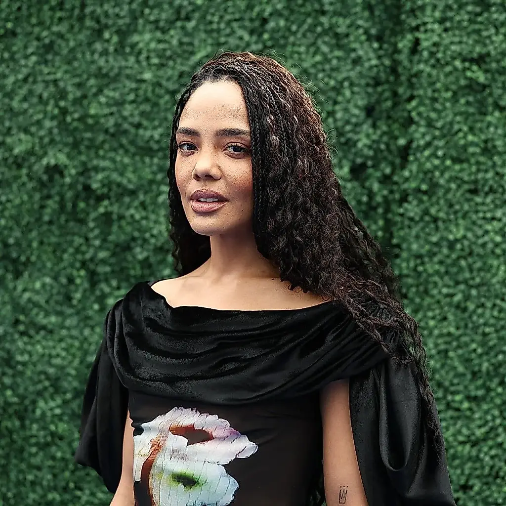 Tessa Thompson y su moño perfecto