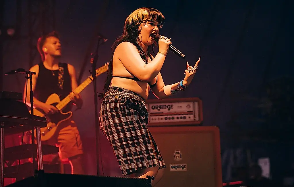 Lola Young vuelve a los escenarios