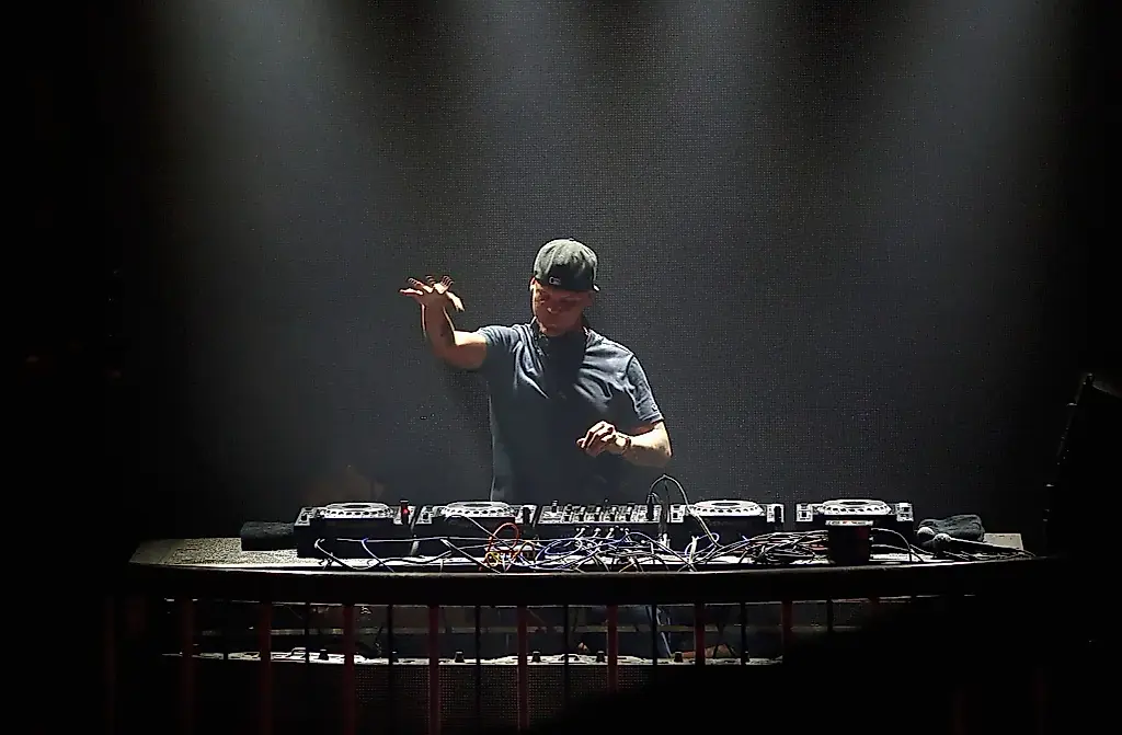 Un juicio, Avicii y la sombría sombra del pasado