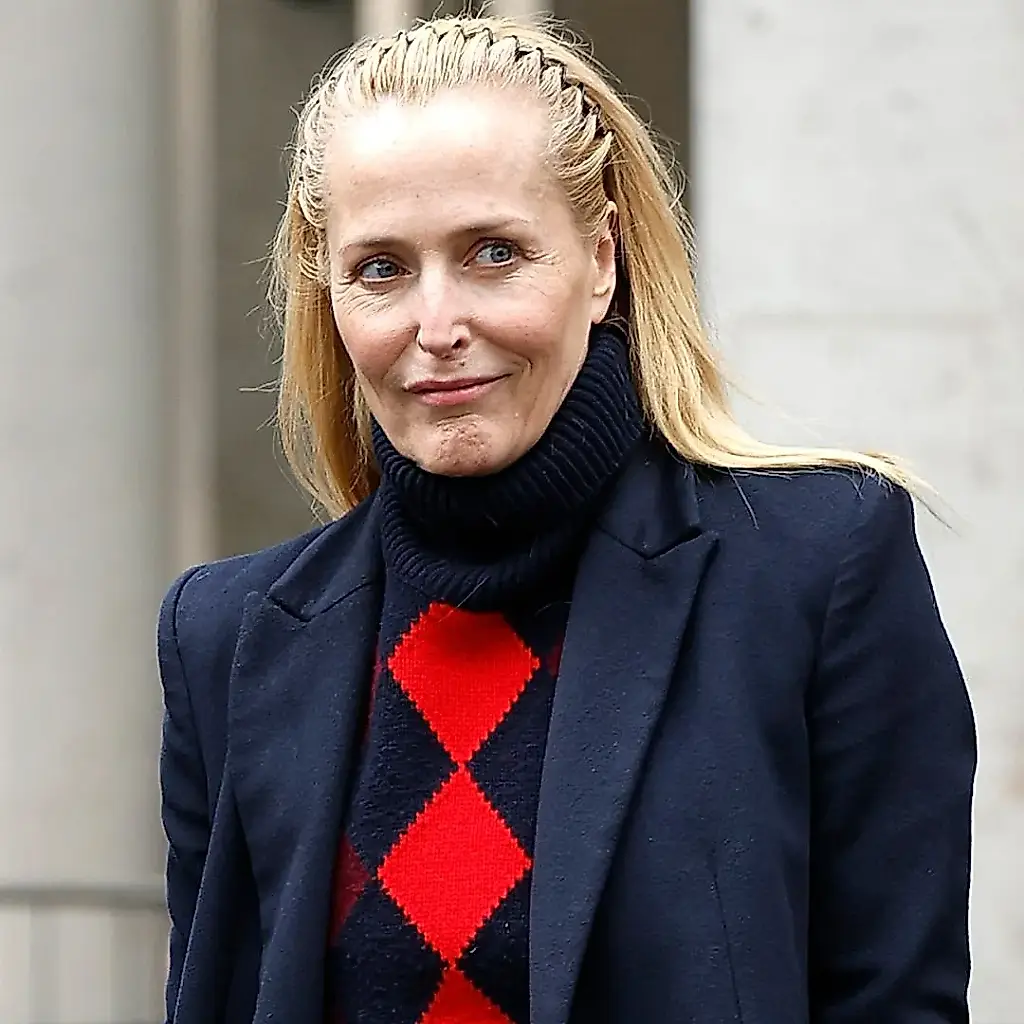 Gillian Anderson debuta en Miu Miu