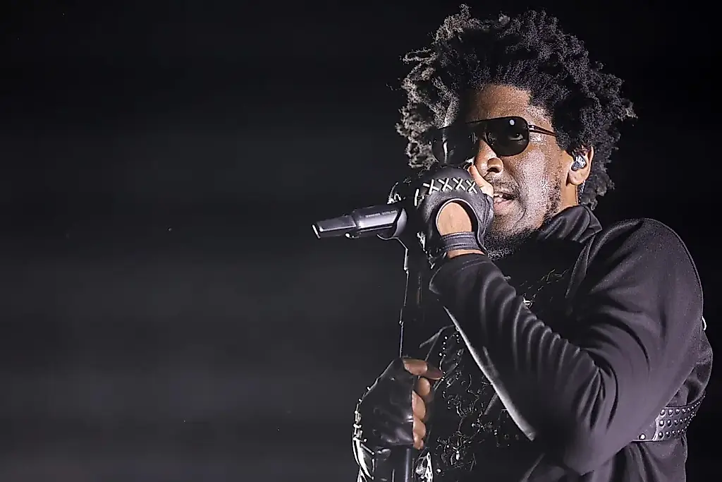 Labrinth estalla