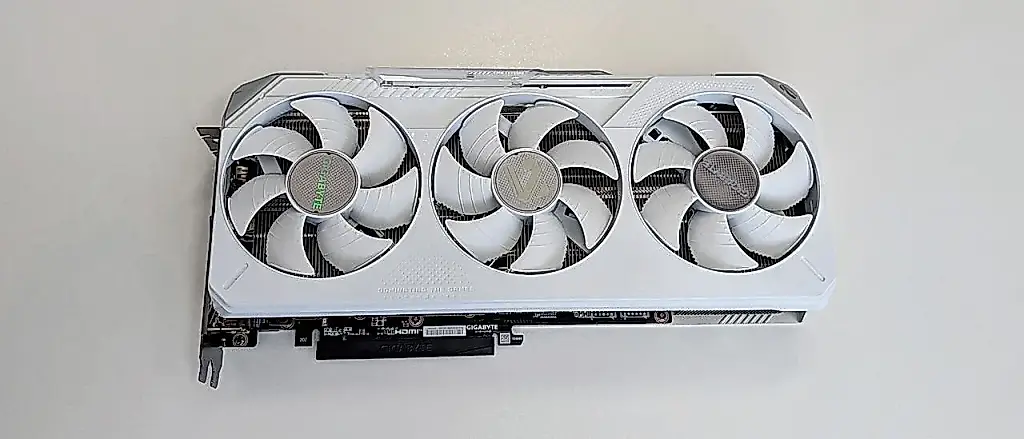 Análisis de la Gigabyte RX 9070 XT Gaming OC Ice
