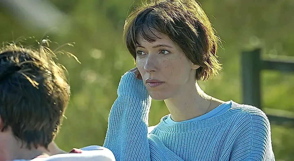 Crítica de la serie «The Listeners»: Rebecca Hall, entre la realidad y la locura