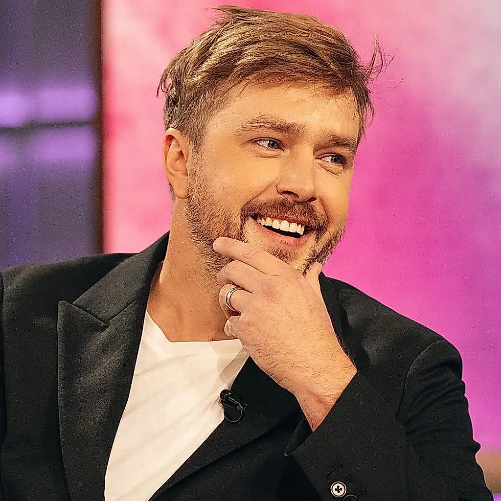 El cómico y la voz de Love Island: ¿quién es Iain Stirling?
