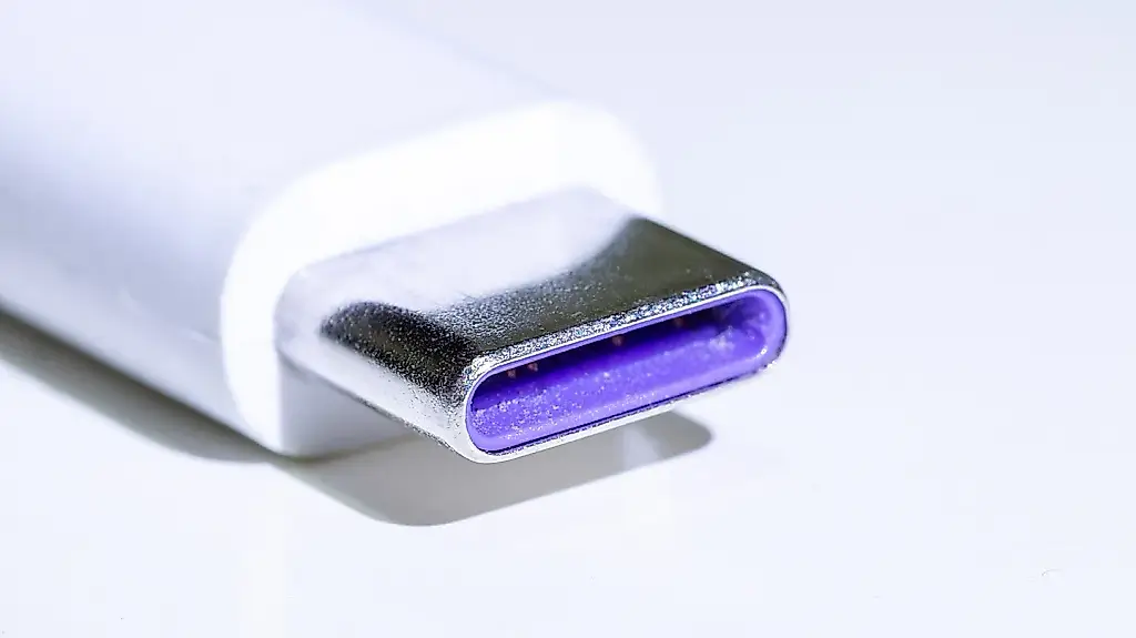 Почему некоторые USB-порты фиолетовые (и почему их редко продают в США)