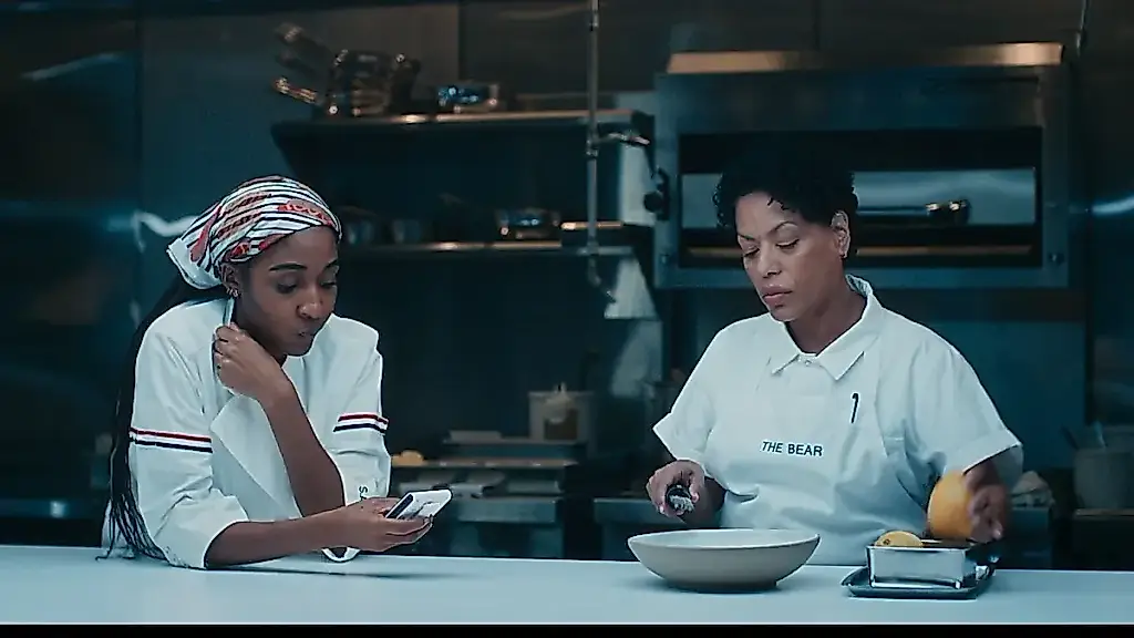 Luz industrial en The Bear: cómo el diseño salva el rodaje