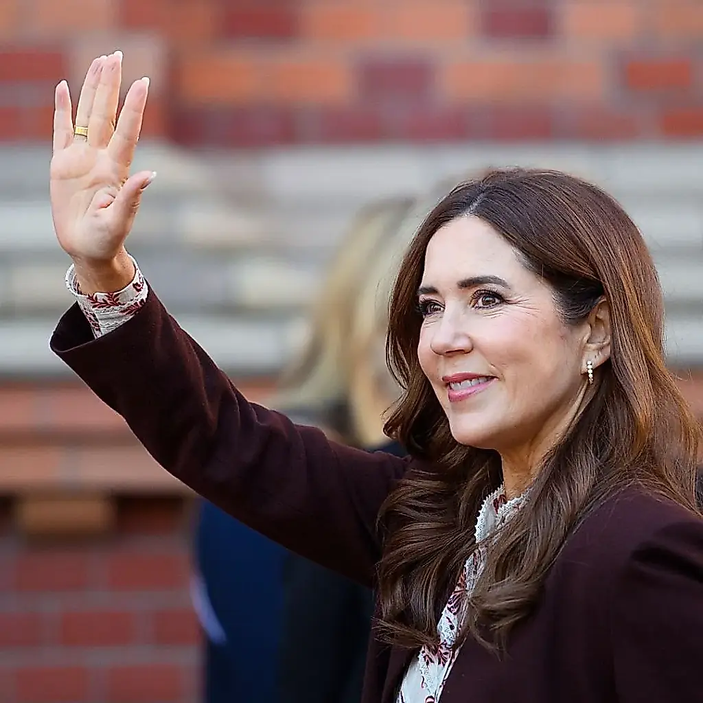 Adiós al traje serio: la reina Mary apuesta por el verano y los volantes