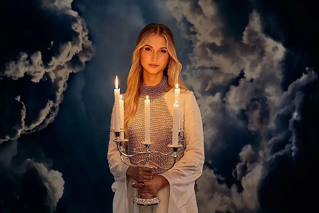 Австралийская певица Alexandria подписала контракт с Warner Music