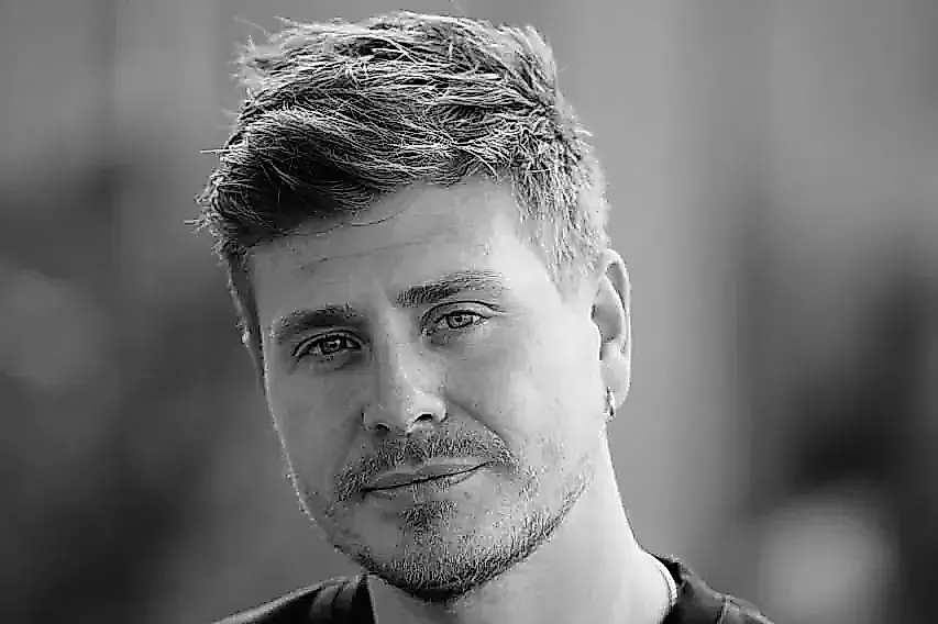 Warner Music Group cambia al frente de Africori: nuevo protagonista en la saga de Johannesburgo