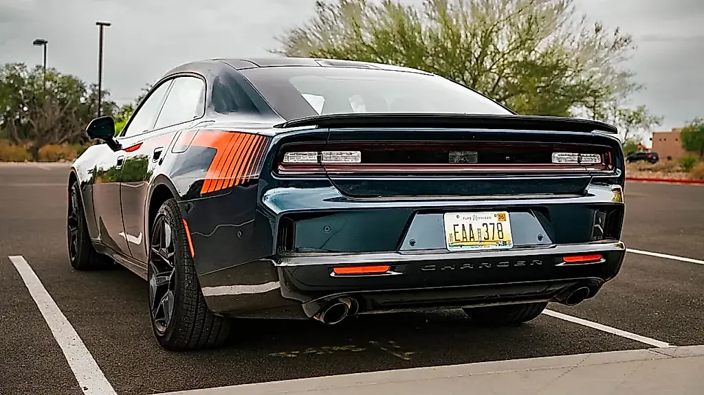 Тест-драйв нового Dodge Charger R/T Plus 2026 года: шестидверная малахольная буря на колесах