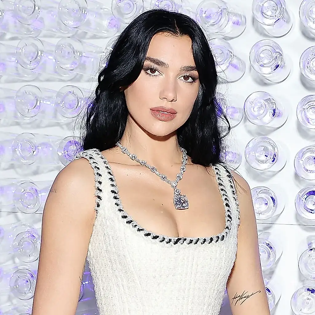 El vestido de novia de Dua Lipa: 480.000 adornos en una sola prenda