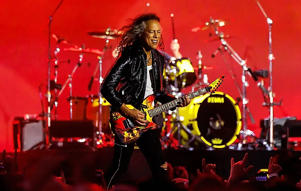 Гитарист Metallica падает после скандала с футболкой