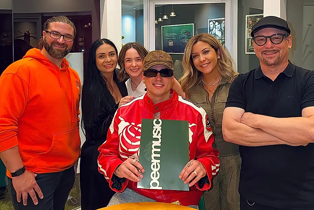 El músico cubano Nesty firma un contrato mundial con Peermusic