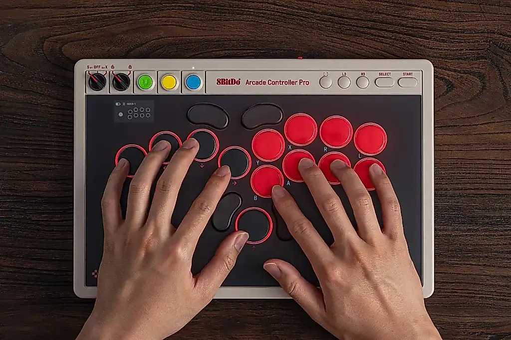 8BitDo выпустила обновленный Arcade Controller Pro со встроенным экраном для кастомизации