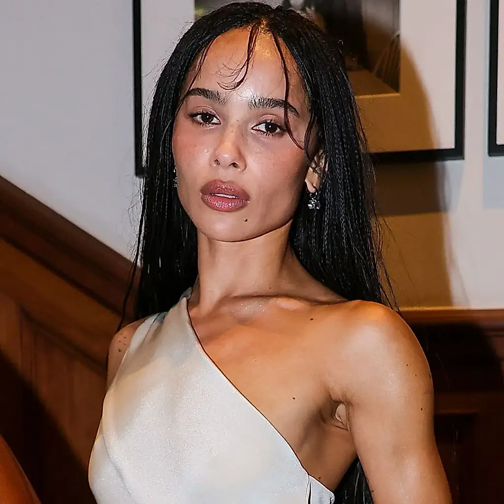 Свадебный минимализм Zoë Kravitz: одно плечо, кольцо и никаких излишеств