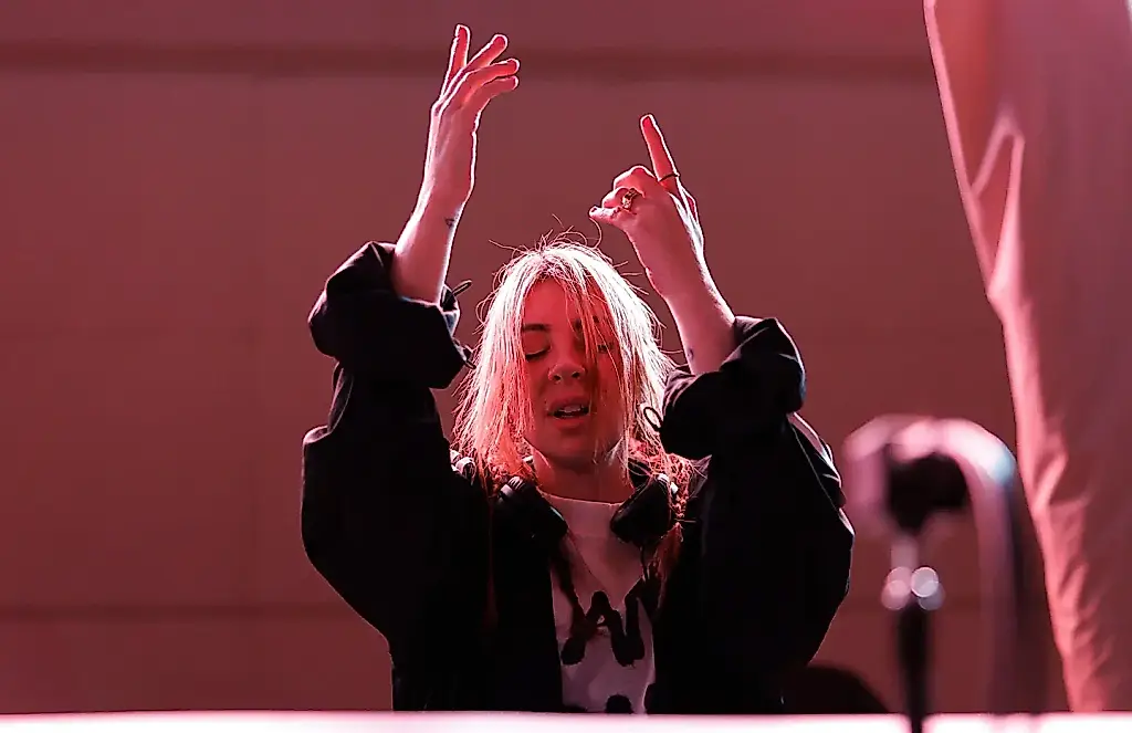 Alison Wonderland y su hora de gloria en blanco y amarillo en el Mundial de fútbol