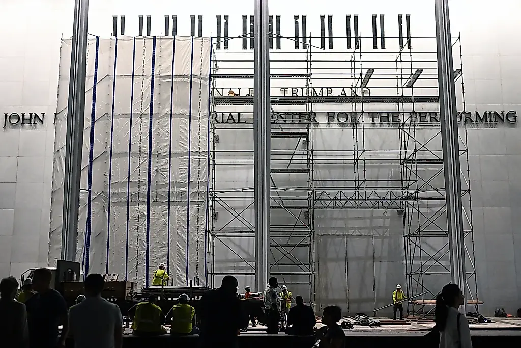 Судья требует объяснений по поводу брезента на фасаде Kennedy Center
