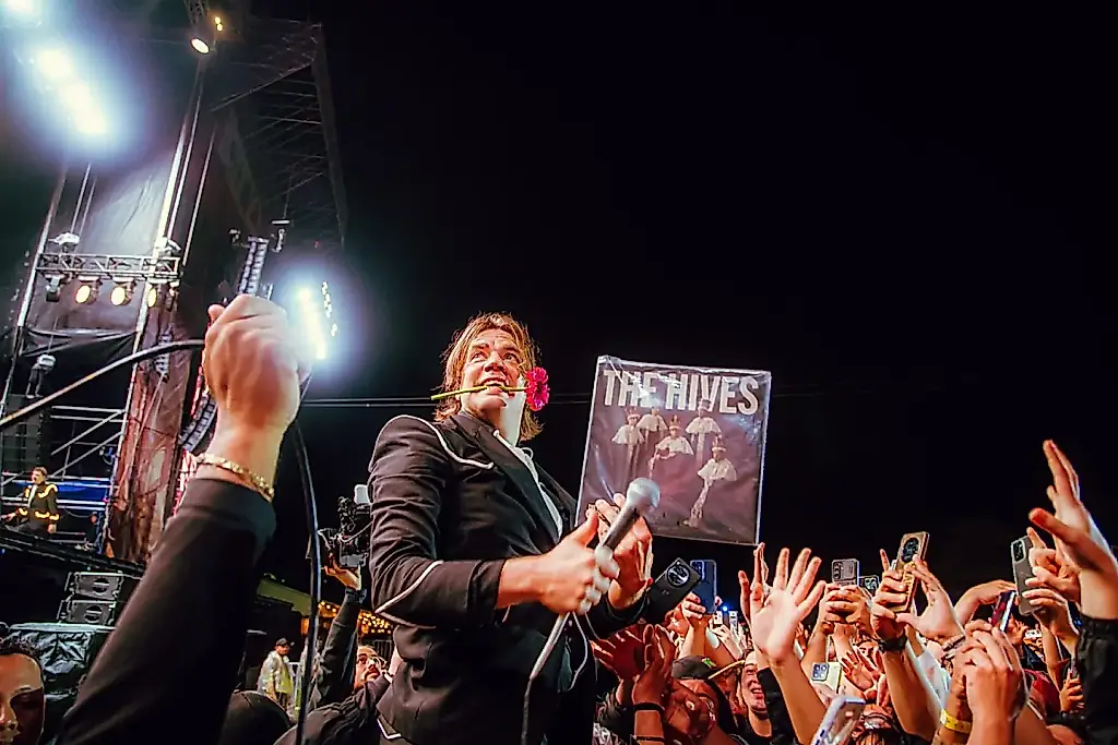 Cómo The Hives conquistaron América Latina: rock con acento español y portugués