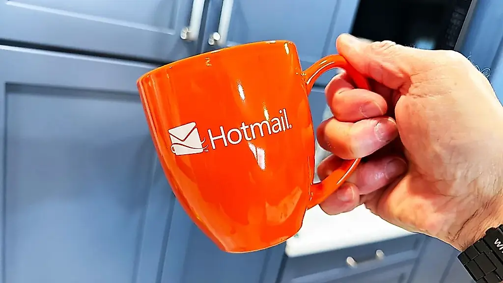 30 лет спустя мой адрес электронной почты Hotmail все еще работает, хотя если вы напишете мне туда, я ваше письмо не прочту