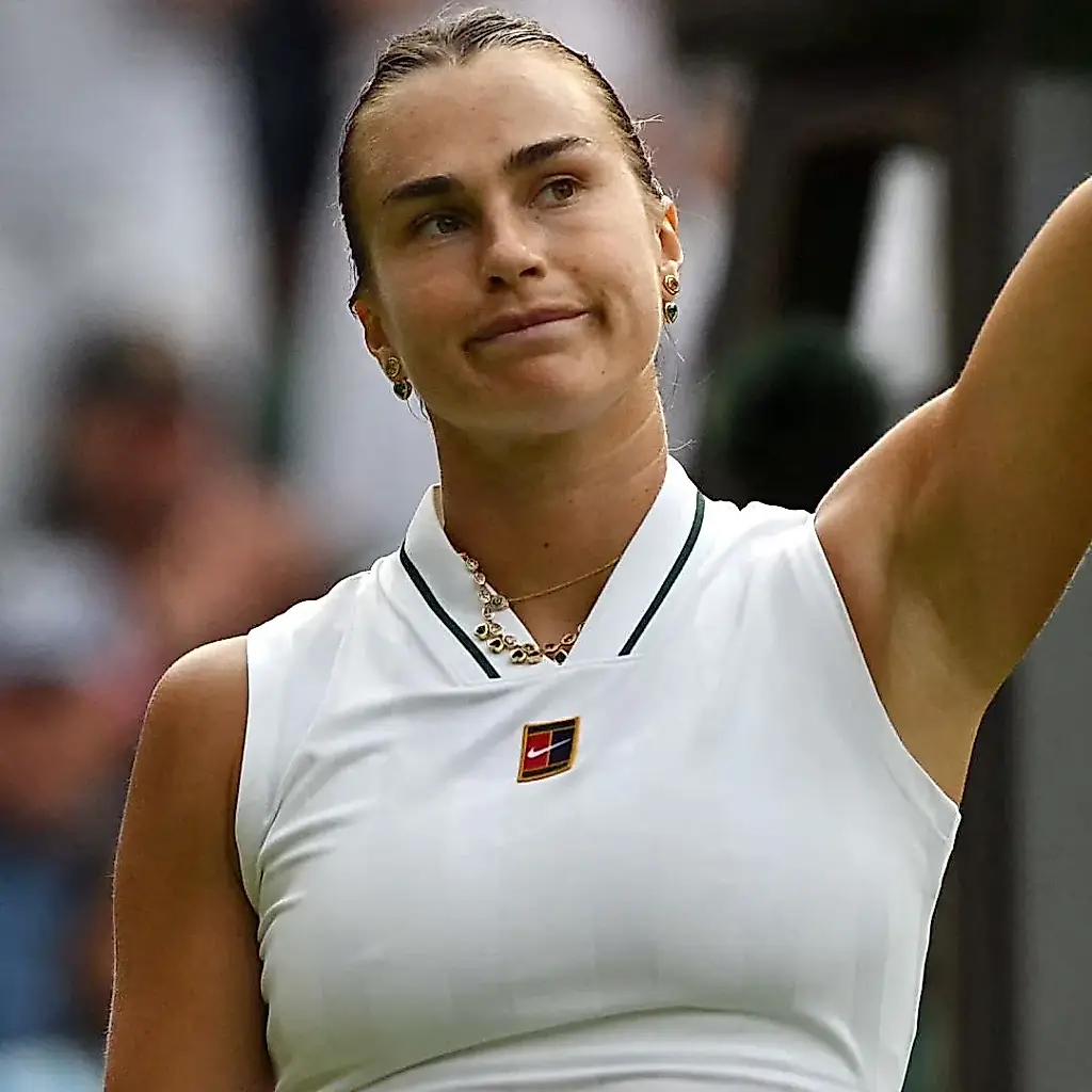 El primer saque de Aryna Sabalenka en Wimbledon 2026: diamantes y esmeraldas saltan a la pista