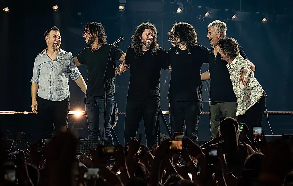 Foo Fighters con la hija y un Mentos
