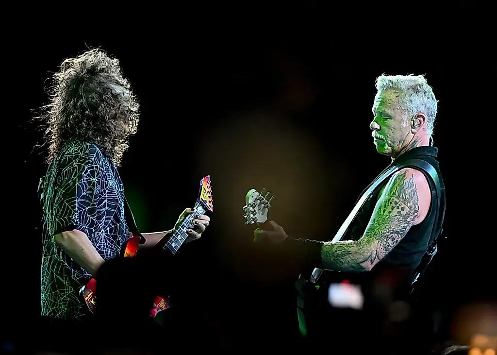 Metallica interpreta la prohibida canción de Tom Jones en un estadio de Cardiff