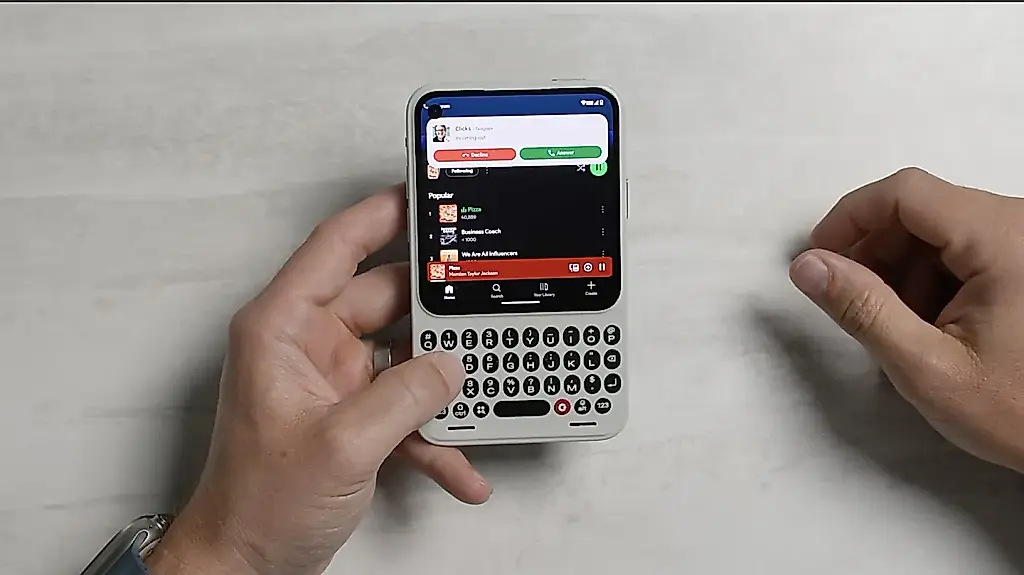 Clicks presenta el Communicator, un móvil con teclado al estilo BlackBerry