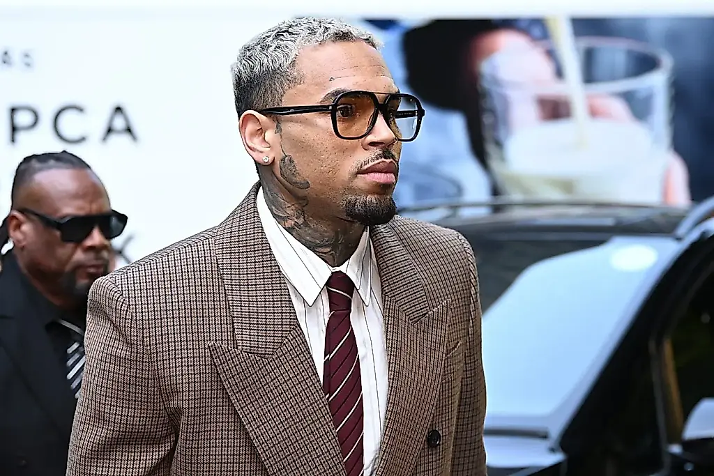Chris Brown pagará 13 millones de dólares a una empleada del hogar por el ataque de su perro