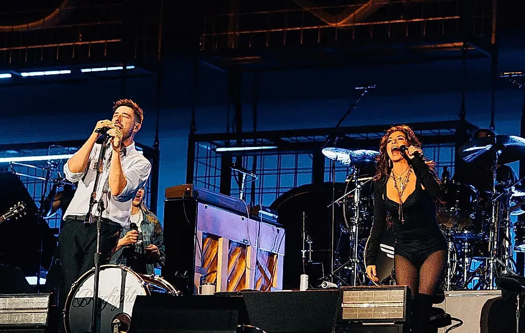 Mumford & Sons sorprenden: Shania Twain y Hozier, juntos en un escenario de Londres