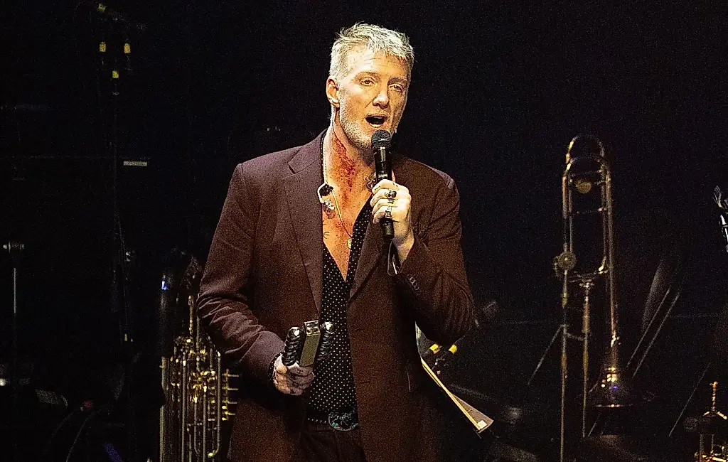 Versiones de alto voltaje en Gansett Games: Stipe, Carlile y Josh Homme montan un experimento musical en la fiesta de un multimillonario